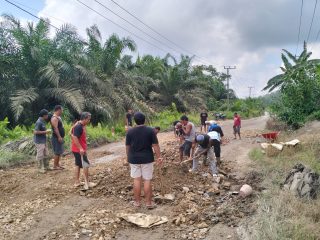 DPW Lembaga INPEST Provinsi Jambi Apresiasi  Reaksi Cepat Babinsa  dan  Warga Pematang Pauh  Perbaiki Jalan Rusak Untuk Mencegah Kecelakaan