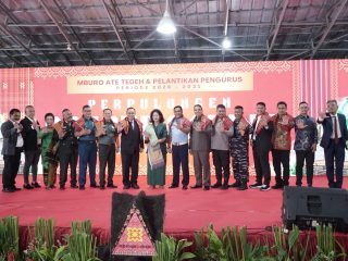 Foto bersama dengan tokoh masyarakat dan Perwira tinggi (pangkat Brigjen dan Kolonel)