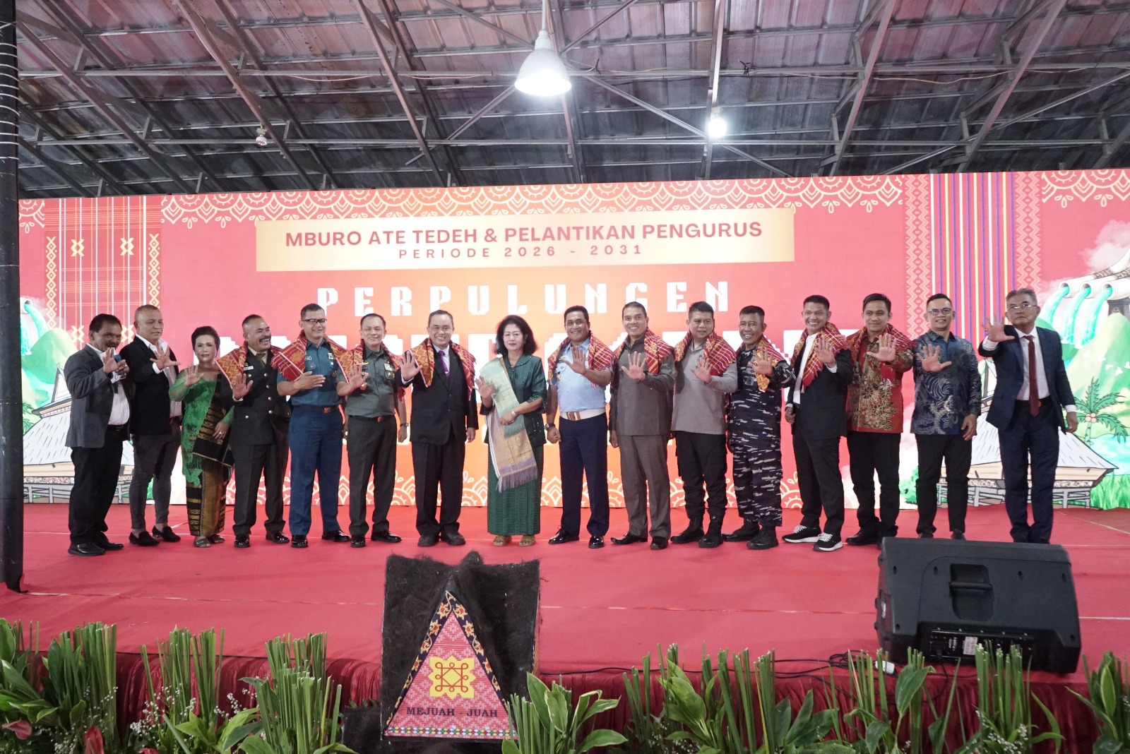 Foto bersama dengan tokoh masyarakat dan Perwira tinggi (pangkat Brigjen dan Kolonel)