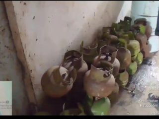 DIDUGA "DIBISNISKAN" GAS ELPIJI 3 KG BERSUBSIDI UNTUK MASYARAKAT, DITEMUKAN MENUMPUK  DI GUDANG INDUSTRI EBI  DI TANAH MERAH