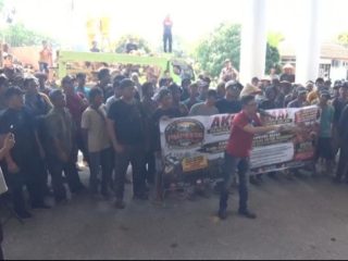Ratusan Pengrajin Batu Bata Sungai Gelam Gelar Aksi Damai di DPRD Muaro Jambi, Tuntut Kapastian Hukum Bahan Baku Tanah