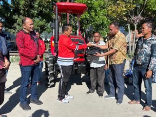 Traktor Merah Jadi Harapan Baru Petani Samosir, Rapidin Simbolon : Ini Milik Bersama