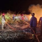 Personel Kodim 1310/Bitung Bersama Tim Damkar Pemkab Minut, Sigap Bantu Padamkan Kebakaran Lahan PT. FOI di Desa Wineru
