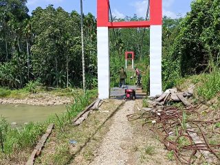 Di Atas Jembatan, Babinsa dan Warga Bahu-membahu Wujudkan Akses yang Kembali Menghubungkan Harapan