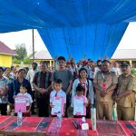 Terobos Jalan Lumpur di Desa  Nainggolan, Rapidin Simbolon Salurkan Rp345 Juta PIP untuk 550 Siswa Samosir