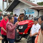 Rapidin Simbolon Serahkan Traktor ke Petani Hutagurgur Toba