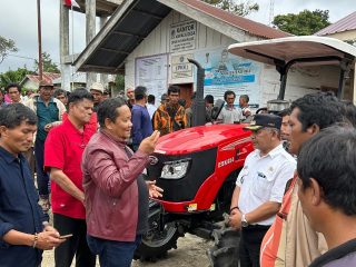 Rapidin Simbolon Serahkan Traktor ke Petani Hutagurgur Toba
