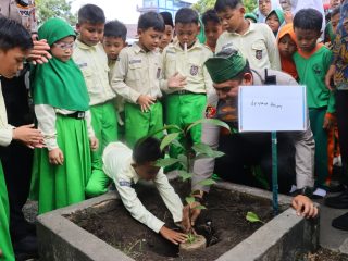 Kapolres Kepulauan Meranti MemperKenalkan Green Policing di SDN 02 Selatpanjang