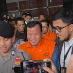 Resmi Ditahan KPK, Bupati Kuansing Suhardiman Amby Kenakan Rompi Oranye