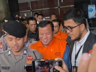 Resmi Ditahan KPK, Bupati Kuansing Suhardiman Amby Kenakan Rompi Oranye