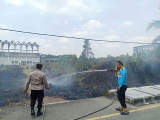 Kebakaran Lahan Gambut Seluas 1 Hektare di Jalan pramuka Desa banglas Polisi Selidiki Sumber Api