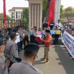 Warga Desa Sipin Teluk Duren dan SBMI Gelar Aksi di Polda Jambi dan Kantor Gubernur, Desak Dugaan Pencemaran dan Pelanggaran PT SATU Segera Ditutup