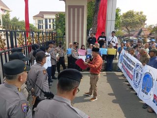 Warga Desa Sipin Teluk Duren dan SBMI Gelar Aksi di Polda Jambi dan Kantor Gubernur, Desak Dugaan Pencemaran dan Pelanggaran PT SATU Segera Ditutup
