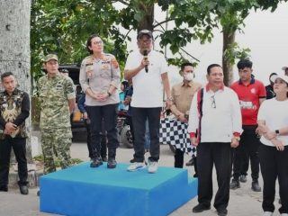 Semangat Kemerdekaan Menggema, Wabup Lepas Gerak Jalan dan Marching Band HUT RI ke-81