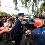 Semarak HUT ke-81 RI, Rico Waas dan Zakiyuddin Bagikan Bendera ke Warga Medan