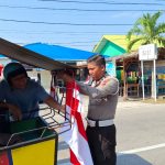 Semarakkan HUT RI ke-81, Satlantas Polres Kepulauan Meranti Bagikan Bendera Merah Putih kepada Pengendara