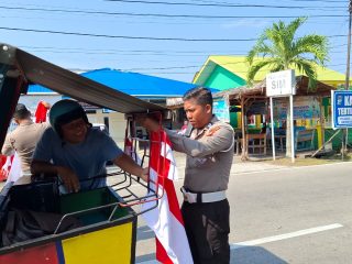 Semarakkan HUT RI ke-81, Satlantas Polres Kepulauan Meranti Bagikan Bendera Merah Putih kepada Pengendara