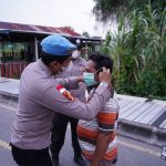 Kabut Asap Mulai Berdampak, Polres Kepulauan Meranti Turun Langsung Bagikan Masker ke Warga yang beraktivitas