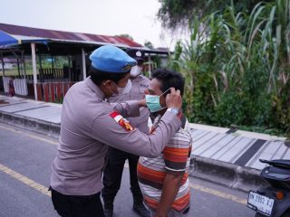 Kabut Asap Mulai Berdampak, Polres Kepulauan Meranti Turun Langsung Bagikan Masker ke Warga yang beraktivitas