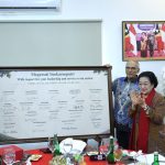 Momen Ibu Megawati Senyum Bahagia Dapat Kado Pigura Tanda Tangan Presiden Ramos-Horta dan Tokoh Nobel-Turing Dunia